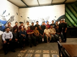 Sesi foto Bersama: Kompasianer Banua Kalimantan yang disebut Kombatan bersama admin Kompasiana dalam JNE Kopiwriting 2019 di Banjarmasin Dokpri