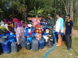 Babinsa desa Karangrejo Pucakwangi bantu pembagian air supaya tertib (foto R17) 