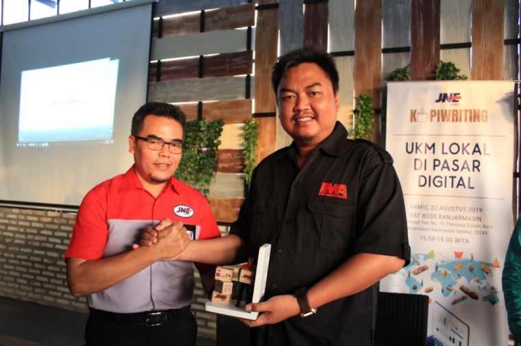 Branch Manager JNE Banjarmasin Depi Hariyanto bersama Owner Sambal Acan Raja Banjar Aulia Abdi. Foto : Puja Mandela