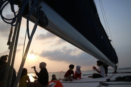 Bersantai di yacht sambil melihat sunset. | Dokumentasi Pribadi