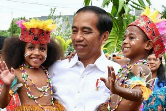 Foto : Presiden Joko Widodo dan anak-anak Papua (Biro SetPres)