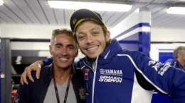 Michael Doohan (kiri) dan Valentino Rossi (kanan).