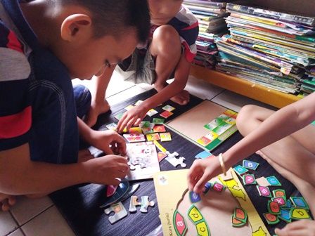anak anak sedang bermain puzzle/dokpri