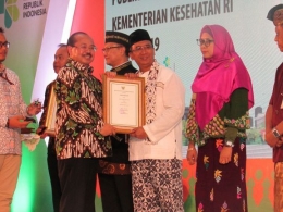 Deskripsi : drg.Azhar Jaya, SKM MARS menerima penghargaan Call Center juara harapan 1 I Sumber Foto : dokpri RSKO Jakarta