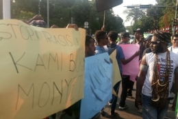 Mahasiswa Papua dari sejumlah kampus di Bogor, Jawa Barat, melakukan aksi solidaritas di kawasan Tugu Kujang, Rabu (21/8/2019).(KOMPAS.com/RAMDHAN TRIYADI BEMPAH)