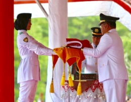 Walikota Banda Aceh, Aminullah Usman Menerima Penyerahan Bendera Merah Putih pada Upacara sore hari (Doc Humas Pemko Banda Aceh)