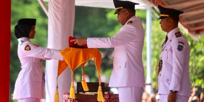 PLt Gubernur Aceh, Nova Iriansyah Menyerahkan Bendera Merah Putih (Doc Humas Gubernur Aceh)
