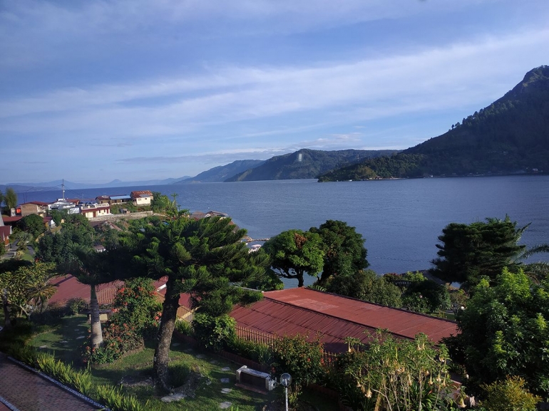 Memotret Danau Toba dari meja sarapan pagi di Hotel Inna Parapat (Foto: @angtekkhun1)