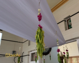 Atap kain putih dengan hiasan untaian bunga khas Banjarmasin (@kaekaha)
