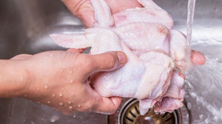 Hindari kebiasaan membersihkan daging ayam segar seperti ini. Photo: MAHATHIR MOHD YASIN/Shutterstock
