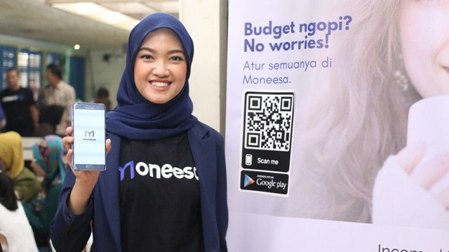 Annisa Sagita, CEO Moneesa sedang menunjukkan aplikasi Moneesa pada peluncurannya di Jakarta (docpri)