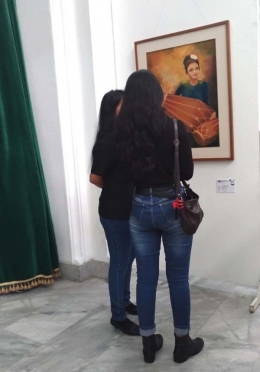 Duaorang pengunjung wanita sedang asyik menikmati sebuah lukisan (Sumber: J.Haryadi)