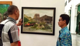 Penulissedang berbincang-bincang dengan M. Noor, Pelukis asal Bandung Barat  (Sumber:Eyyo Sunaryo)