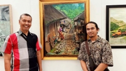 Penulisberpose Bersama Rendra Santana, Pelukis Kelahiran Tasikmalaya (Sumber: Eyyo Sunaryo)