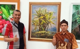 Penulissedang berpose bersama Hamdani, Pelukis asal Bandung Barat   (Sumber:Eyyo Sunaryo)