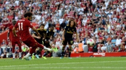 Salah mengeksekusi penalti. (Liverpoolfc.com)