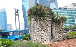  Instalasi gabion yang dibuat dari batu bronjong di Bundaran HI, Jakarta Pusat, Kamis (22/8/2019)(KOMPAS.COM/RYANA ARYADITA UMASUGI)