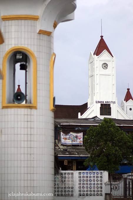 Menara Mesjid Agung dan Gereja Sidang Kristus/Jelajahsukabumi.com