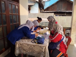 Pengukuran Tekanan Darah di RW.01 Oleh Mahasiswa Profesi Ners Universitas MH Thamrin Jakarta