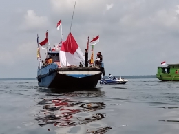 Pawai bendera menggunakan kapal kayu | Dokumen Yonif Raider 600 Modang