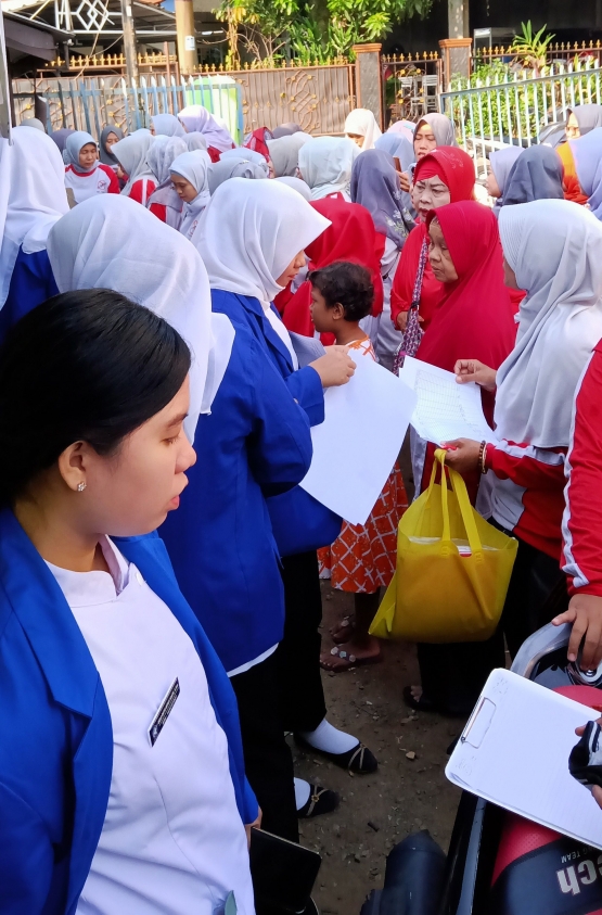 Mahasiswa Profesi Ners Universitas MH Thamrin Jakarta bersama Warga RW.01 Susukan Berantas Jentik Nyamuk 