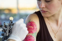 Pembuatan tato (Sumber: hellosehat.com)