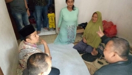 Wali Kota Tangerang Arief Wismansyah di rumah duka | Gambar: poskotanews.com