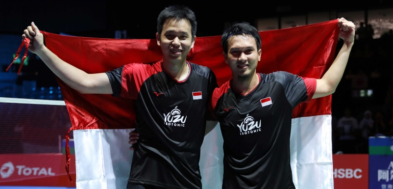 Hendra Setiawan (kiri) dan Mohammad Ahsan, meraih gelar juara dunia 2019 di Basel, Swiss, Minggu (25/8). Ini gelar juara dunia ketiga mereka/Foto: badmintonindonesia.org