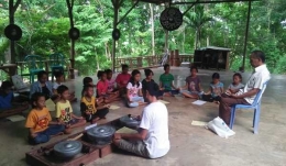 Sejumlah anak-anak berlatih di Sanggar Benza, Maumere, NTT yang dipimpin Nyong Franco. Dokpri.