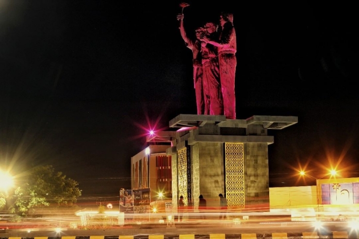 Monumen Tirosa kala malam [Foto: Geo Madara,  instazu.com]