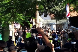 Sejumlah polisi menggunakan perisai mendobrak dan menjebol pintu pagar Asrama Papua Surabaya di Jalan Kalasan, Surabaya, Jawa Timur, Sabtu (17/8/2019). (KOMPAS.COM/GHINAN SALMAN)