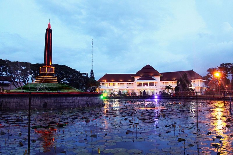 Bundaran Tugu Kota Malang | Sumber foto: dokumentasi Annisa Alwita melalui wikipedia.org