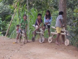 Anak-anak Bastem dengan sepeda Bambu, Sepeda tersebut selain digunakan untuk bermain Juga digunakan ke Sekolah berjarak Kiloan-meter, melewati Pegunungan | lenterapurnama.blogspot.com 