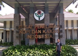 Di depan kantor PIP (Pusat Informasi dan Perpustakaan) Puslitkoka Indonesia (Dokumentasi Pribadi, 2019)