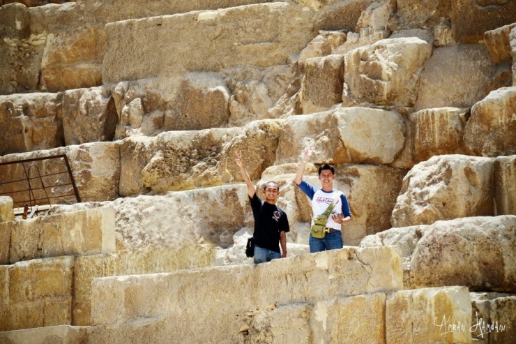Saya dan Mas Ippho. Batu Piramid ternyata emang gede-gede! (Foto : Amran Hamdani)"]
