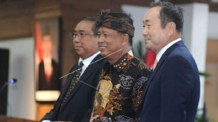 Menteri Riset Teknologi dan Pendidikan Tinggi Mohamad Nasir (tengah) berfoto dengan Rektor asing asal Korea Selatan, Jang Youn Cho (kanan) di sela-sela Pembukaan Kegiatan Ilmiah dan Rakornas Inovasi 2019 (Antara Foto/Fikri Yusuf) | tempo.co