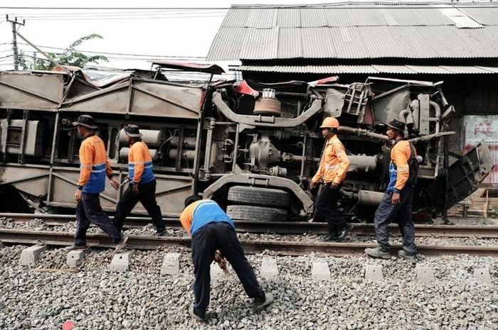 Bus PO Agra Mas terguling usai terseret kereta api di Karawang Timur (Kompas.com/Farida)