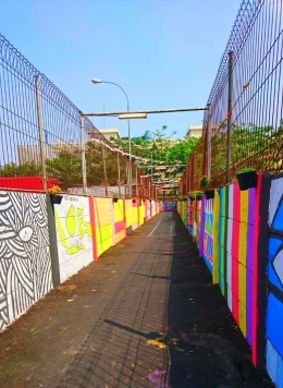 Keadaan lorong yang penuh warna menjadi daya tarik bagi anak-anak, Foto: Dok. Pribadi
