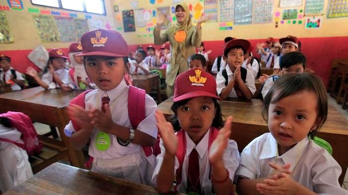 Ilustrasi: Sejumlah siswa keas 1 bernyanyi bersama saat masuk sekoilah hari pertama di SDN Rancamanyar III, Jalan Cilebak, Desa Rancamanyar, Kecamatan Baleendah, Kabupaten Bandung, Senin (14/7/2014). (FOTO: TRIBUN JABAR/GANI KURNIAWAN)