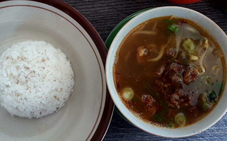 Kuah sauto terpisah dengan nasinya. Tetapi ketika dipadukan menjadi sangat sedap. Khas aroma tauco menguar. | Dokumentasi: Wahyu Sapta.