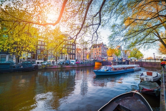Ilustrasi perahu di Amsterdam (sumber gambar: netherlands-tourism.com)