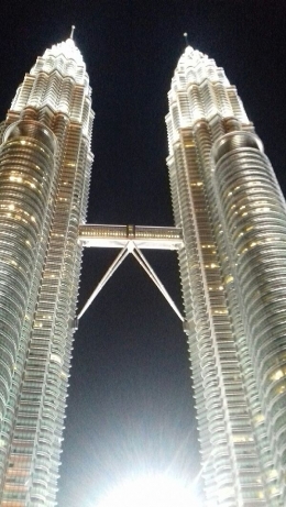 Dokpri-twin tower saat malam hari