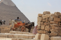 Safira di depan dokar Piramida (Foto : Rinny Ermiyanti)