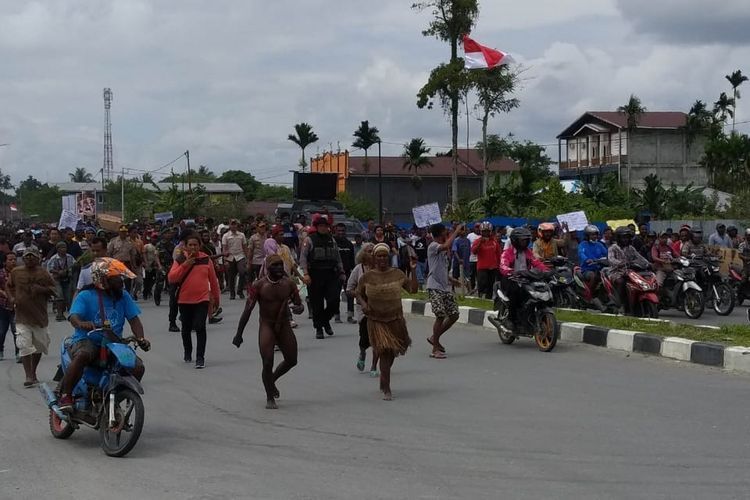 https://regional.kompas.com/read/2019/08/28/16212931/kontak-senjata-di-deiyai-papua-terjadi-saat-demo-di-halaman-kantor-bupati