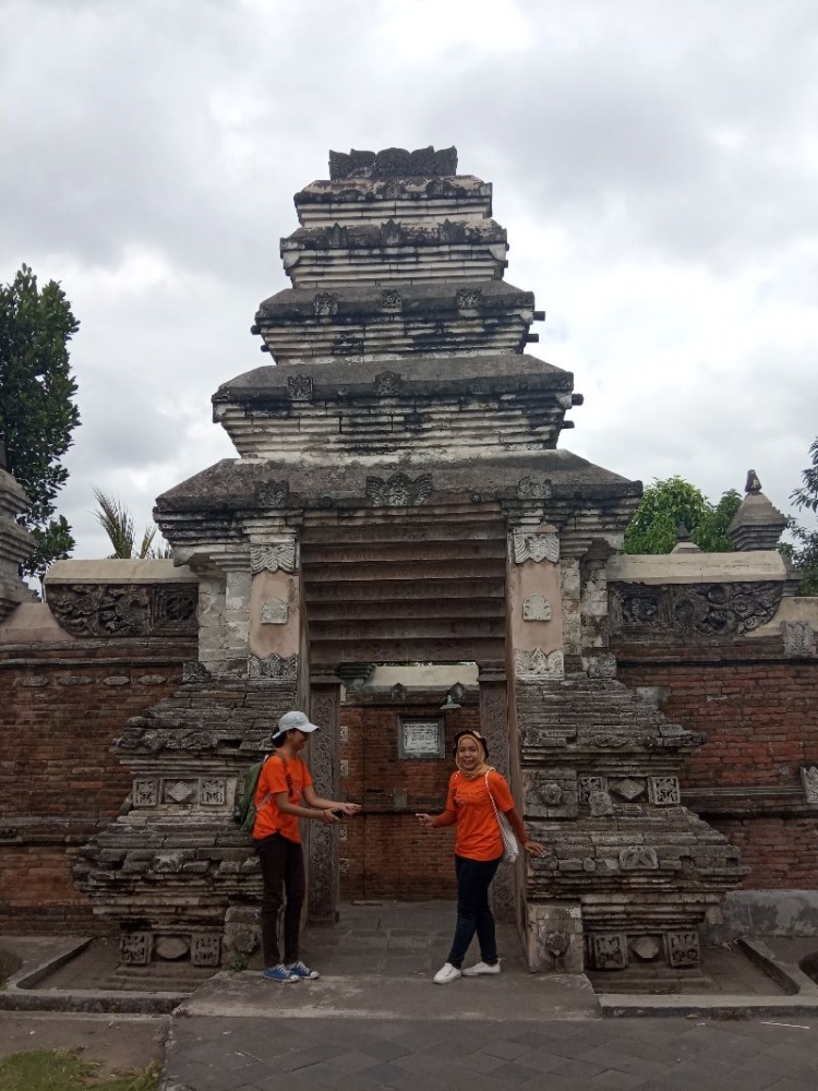 Berfoto bersama mbak Dian di gapura menuju arah makam para raja. Dokpri