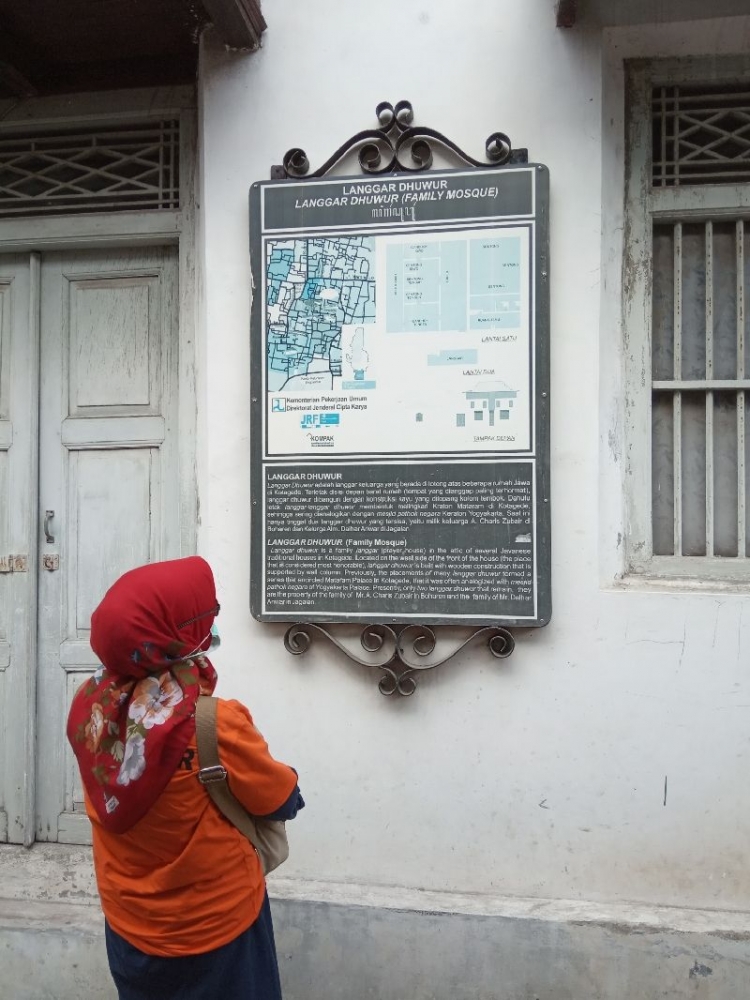 Salah satu peserta sedang membaca tentang Langgar Dhuwur di depan bangunan itu sendiri. Dokpri