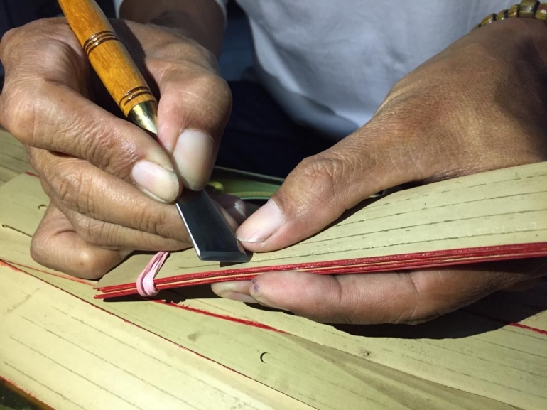 Proses menulis lontar (foto: Akbarmuhibar)