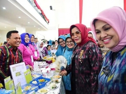 Liestiaty F Nurdin (kedua dari kanan) meninjau stand pameran makanan olahan pangan B2SA (28/08/19).