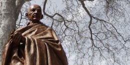 Patung Mahatma Gandhi di Parliament Square, London, Inggris. (Wicak Hidayat/KompasTekno)