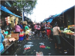Sampah plastik berserakan di salah satu sudut pasar tradisional di Kota Denpasar / Dokpri